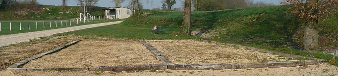 Banc devant un terrain de pétanque