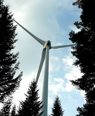 Éolienne peu avant le bois de la Curat