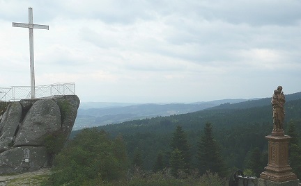 Croix blanche et statue de Saint-Joseph