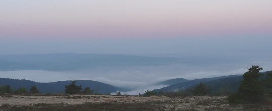 Les vallées sont dans le brouillard