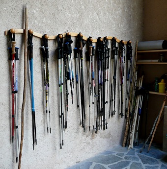 Bâtons de pèlerins dans le gîte