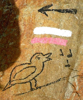 Un oiseau chante sur une balise