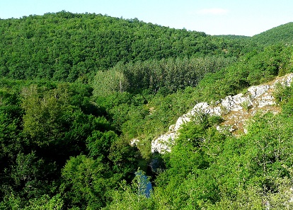 L'Ouysse coule au fond des gorges