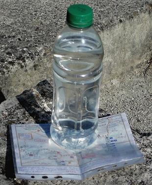 La carte et la bouteille du pèlerin
