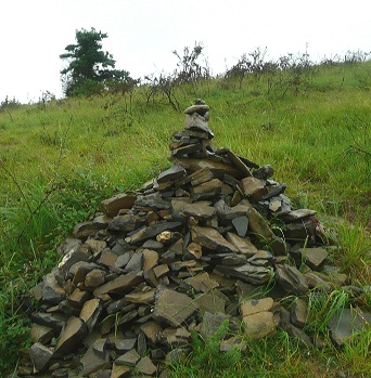 Un cairn au début du chemin vers Soyarza