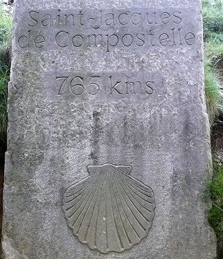 Saint-Jacques-de-Compostelle est à 765 kilomètre