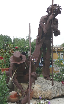 Statues de pèlerins dans le gîte