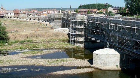 Long pont à l'entrée de Hospital de Órbigo