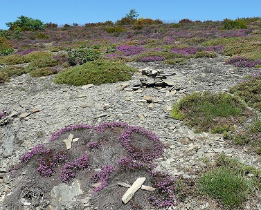 Croix formés de cailloux