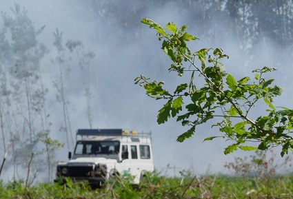 Un quatre-quatre au bord de l'incendie